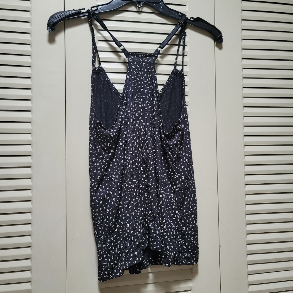 🖤 Volcom tank top 🌊 - Picture 2 of 4